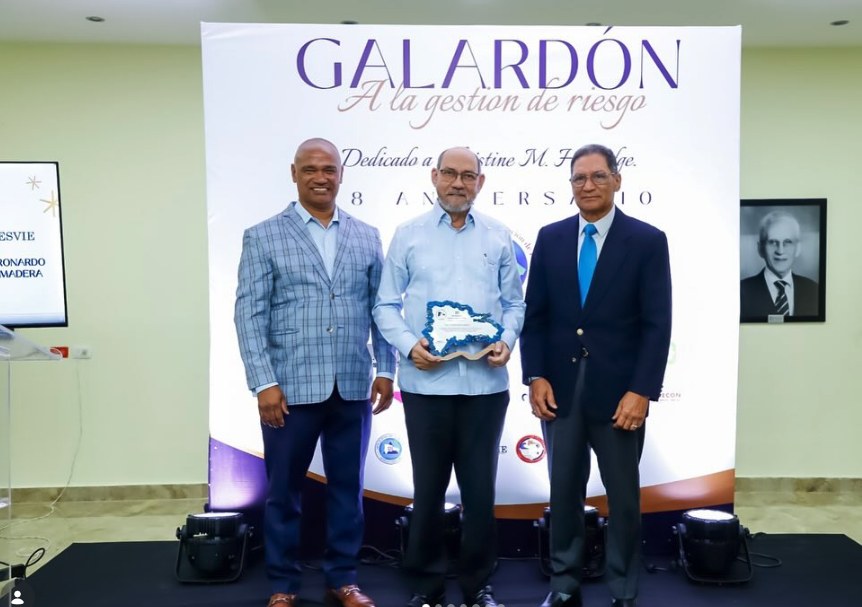 Galardón a la Gestión de Riesgo otorgado al Ing. Leonardo Reyes Madera